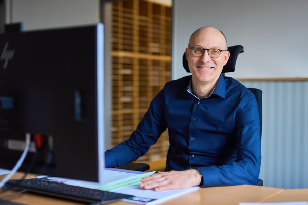 Edmond Hones +49 (0) 52 21 / 77 08 - 48